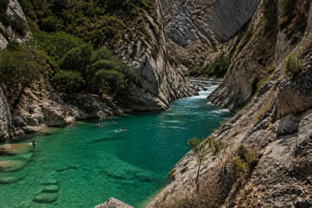 découvrez les meilleurs spots pour la baignade dans les gorges du verdon et apprenez quels endroits il vaut mieux éviter pour profiter d'une expérience sécurisée et inoubliable au cœur de ce site naturel exceptionnel.