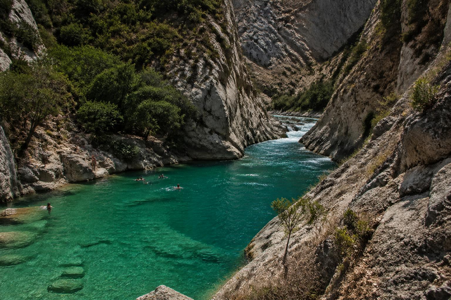 Baignade dans les gorges du Verdon : les meilleurs spots et ceux qu'on évite 1 découvrez les meilleurs spots pour la baignade dans les gorges du verdon et apprenez quels endroits il vaut mieux éviter pour profiter d'une expérience sécurisée et inoubliable au cœur de ce site naturel exceptionnel.