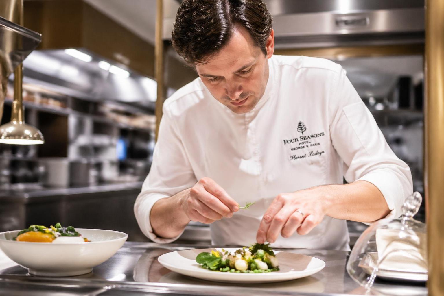 découvrez le parcours inspirant du chef étoilé du gabriel qui laisse bordeaux pour sublimer les cuisines prestigieuses du george v à paris.