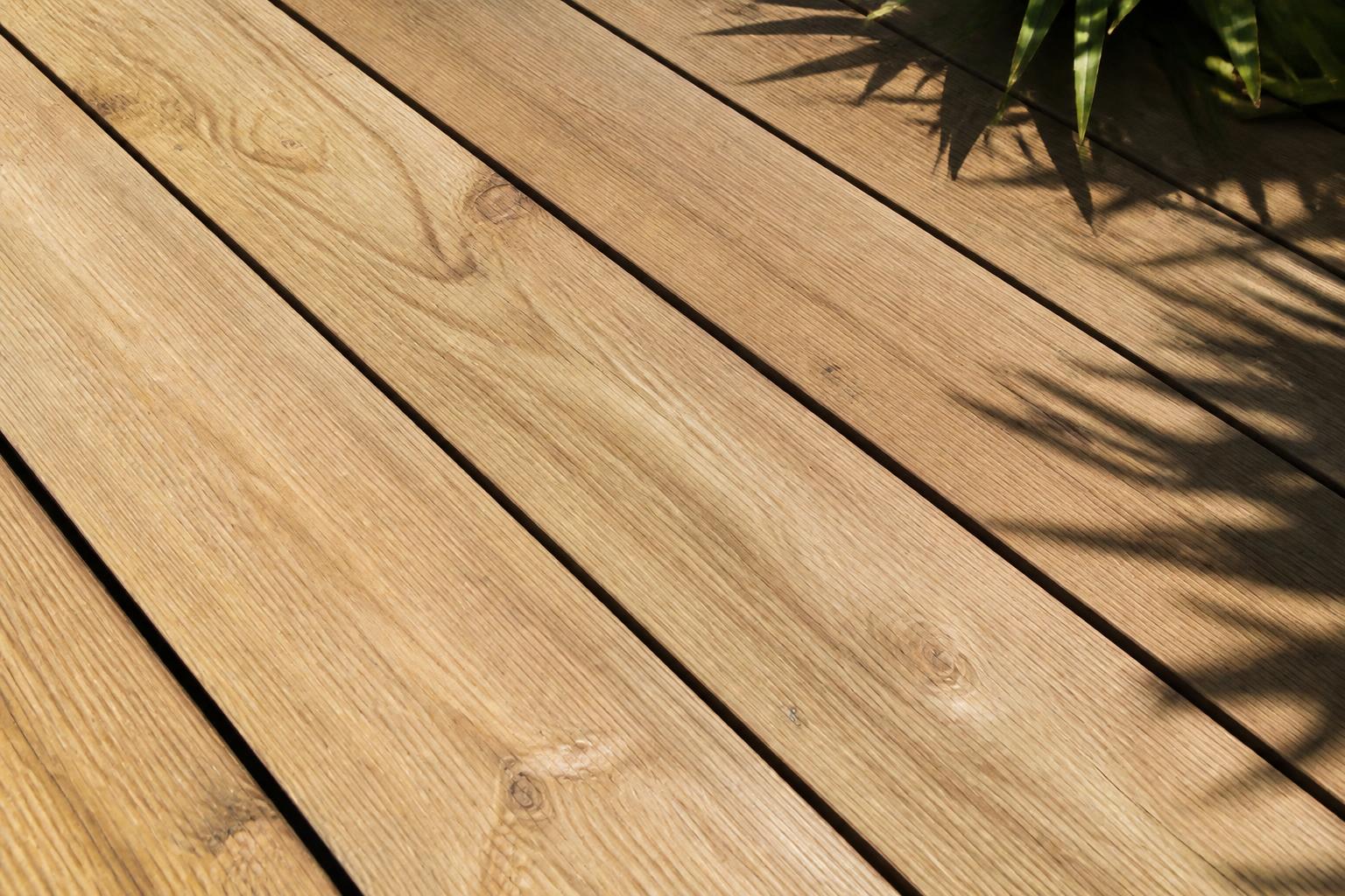 découvrez comment utiliser l'acide oxalique pour raviver et redonner éclat au bois grisé de votre terrasse ou bardage, en éliminant les taches et en renouvelant sa beauté naturelle.