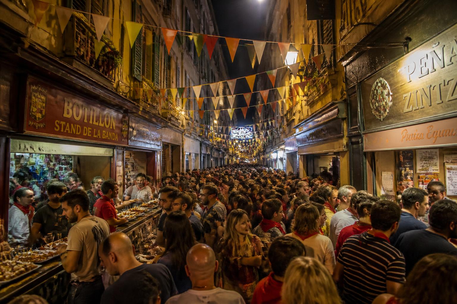 découvrez bayonne à travers une balade gourmande unique, de peña en peña, lors d'un pintxo eguna d'exception, alliant traditions, saveurs et convivialité.