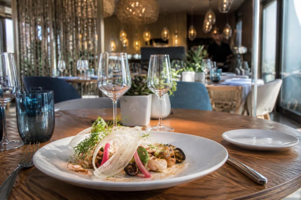 découvrez le restaurant haliotis à la teste-de-buch, réputé pour sa créativité culinaire et sa générosité, récompensé par le guide michelin.