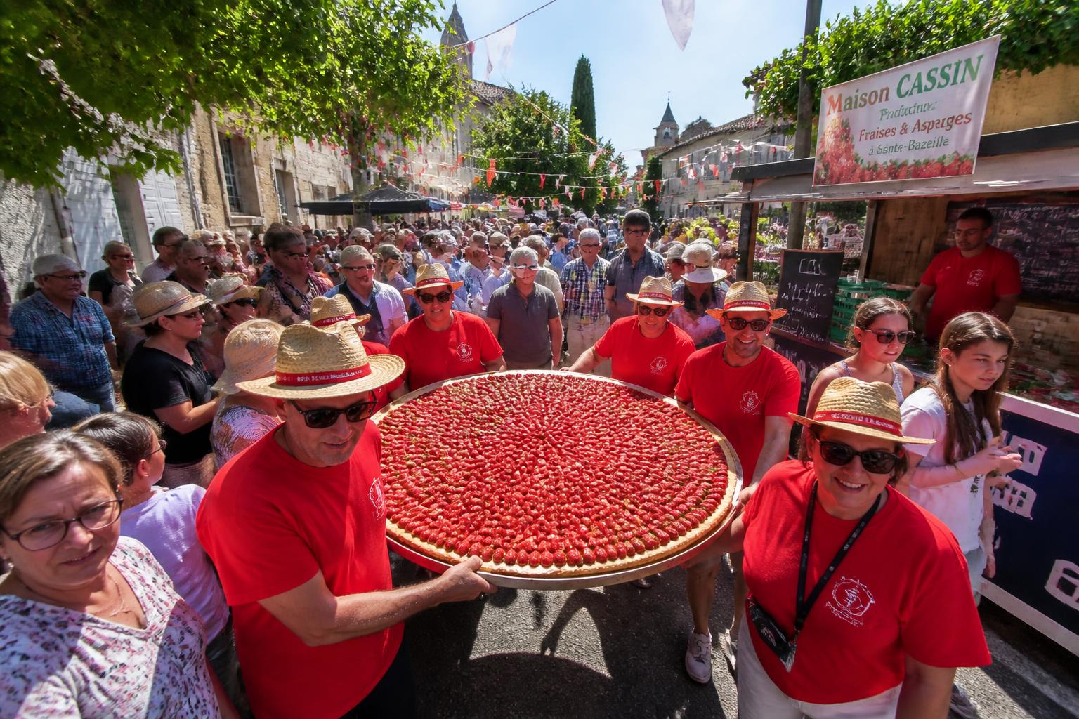 découvrez l'effervescence de la mythique fête de la fraise à sainte-bazeille dans le lot-et-garonne ce dimanche, une célébration gourmande et festive à ne pas manquer.