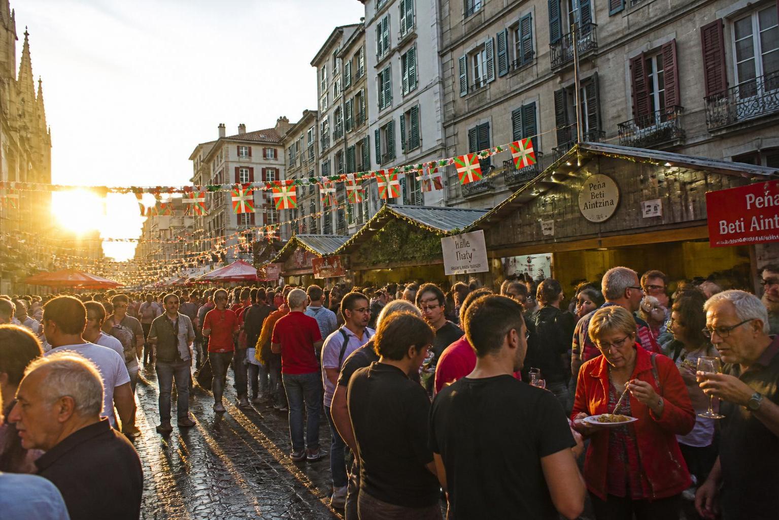 découvrez pintxo eguna 2026 à bayonne : un chef étoilé à la présidence, 41 peñas en fête et un livre inédit pour célébrer les 15 ans de cet événement incontournable.