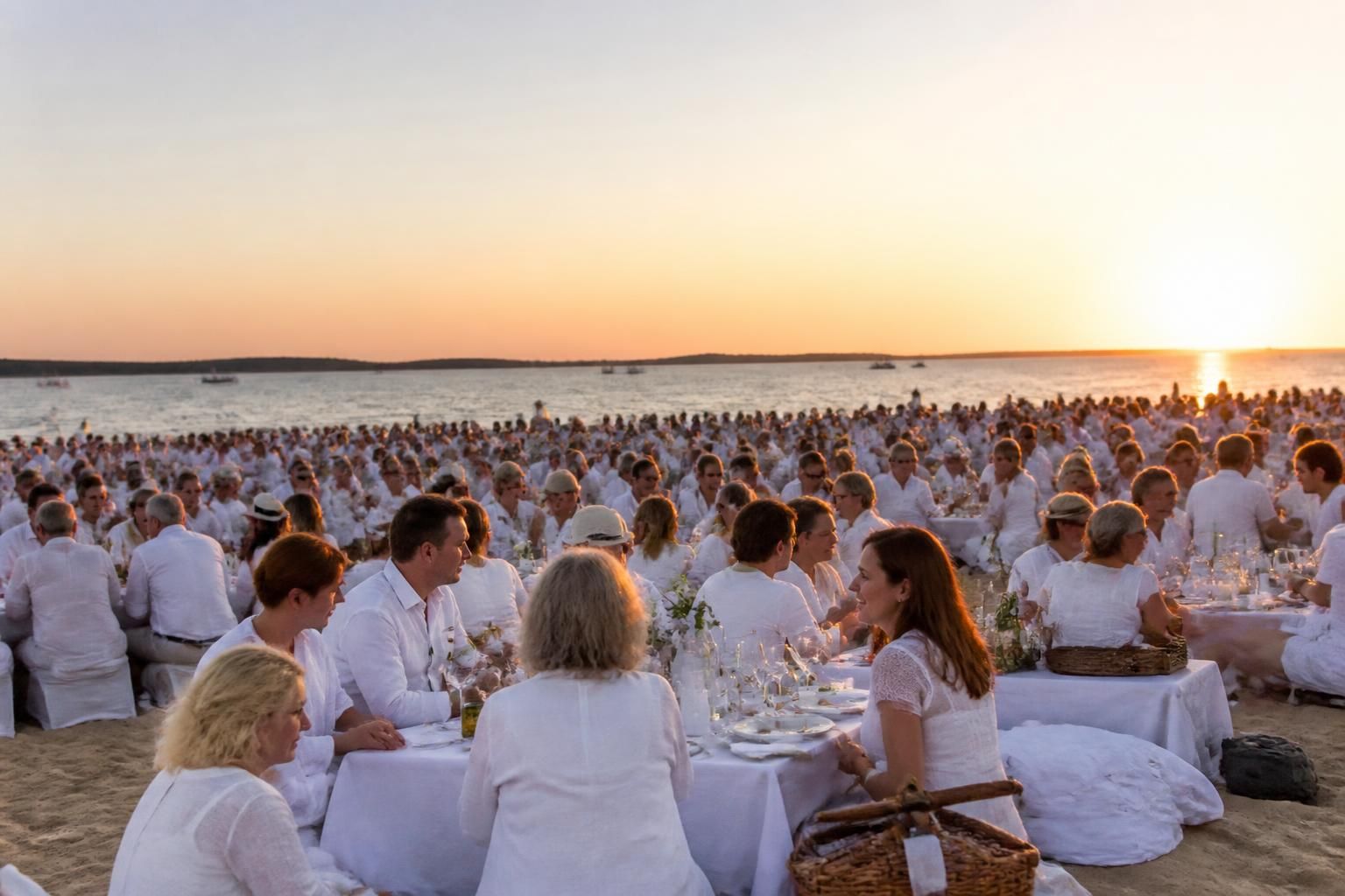 Bassin d’Arcachon : Vivez l’élégance d’une Soirée Blanche de Prestige sur la plage de Pereire 2 découvrez l'élégance unique d'une soirée blanche de prestige au bassin d’arcachon, sur la plage de pereire. une expérience raffinée entre ambiance chic et cadre naturel exceptionnel.