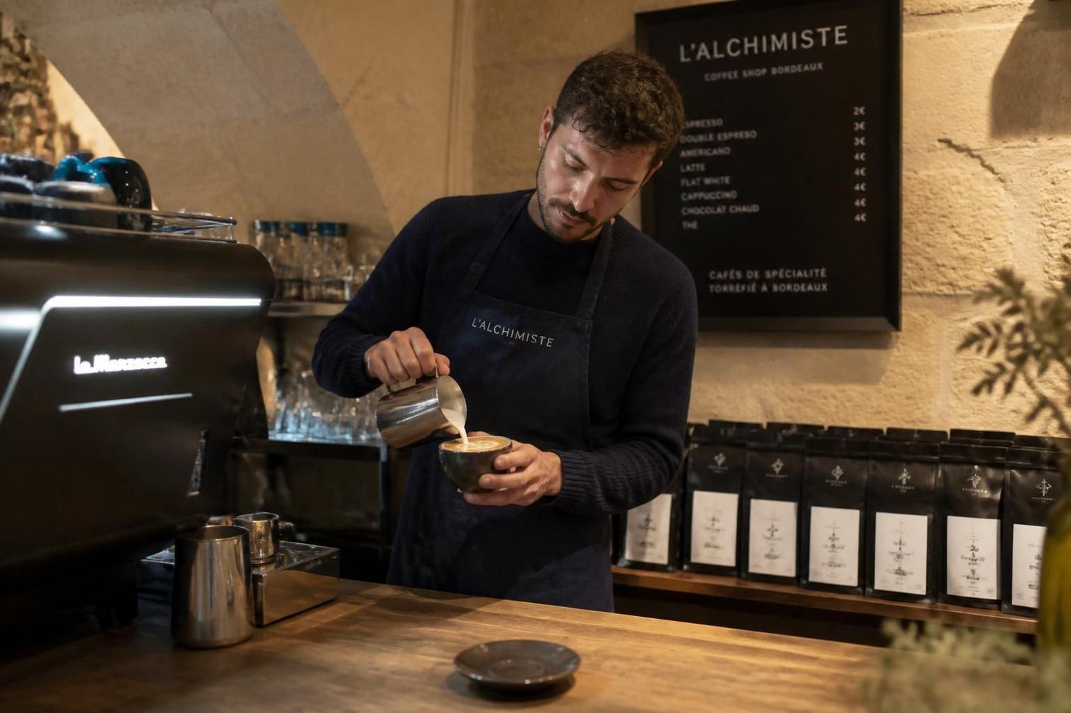 Bordeaux : L’Alchimiste ouvre sa troisième boutique et affirme son savoir-faire dans le café de spécialité 2 découvrez l'alchimiste à bordeaux qui ouvre sa troisième boutique, renforçant son expertise et passion pour le café de spécialité.