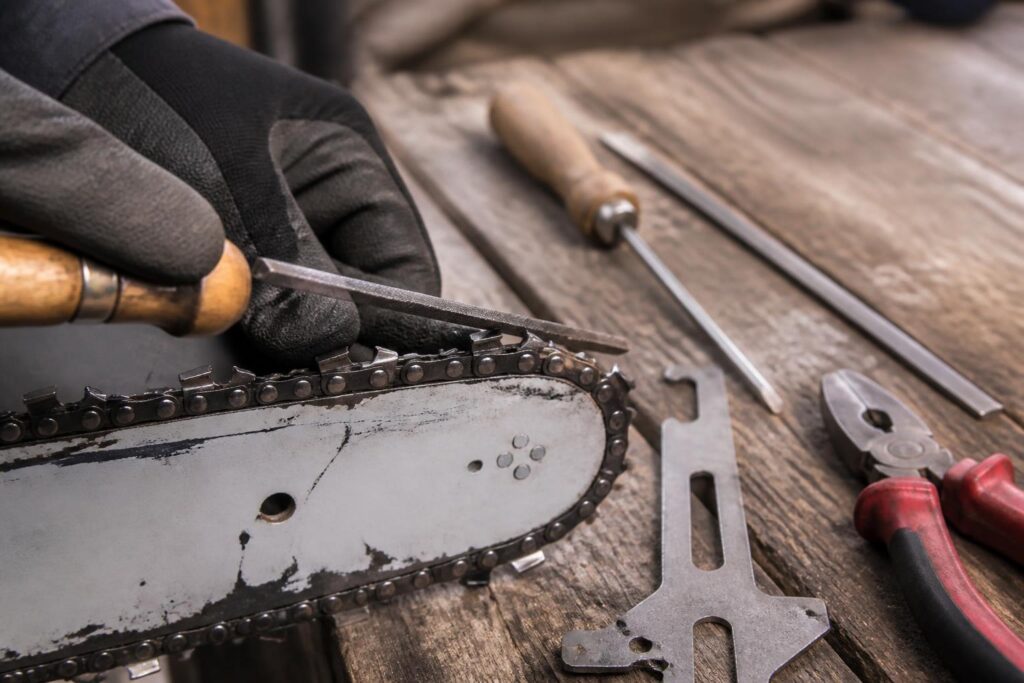 apprenez à affûter efficacement une chaîne de tronçonneuse grâce à notre guide complet détaillant les outils nécessaires, les angles précis et la technique pas à pas pour un résultat optimal.