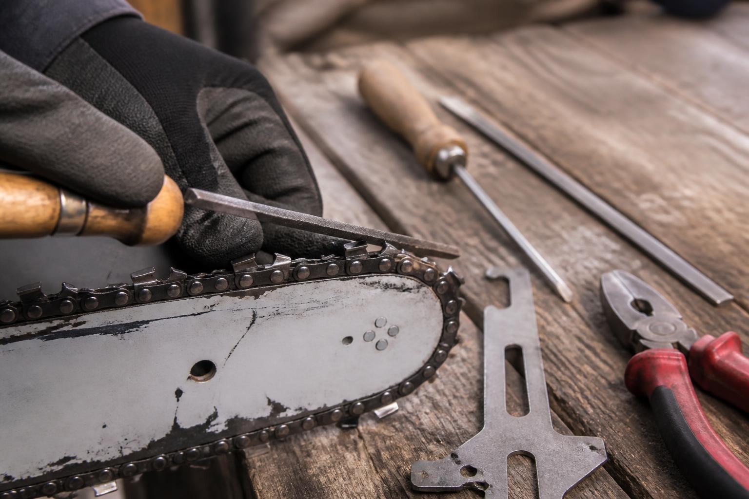 apprenez à affûter efficacement une chaîne de tronçonneuse grâce à notre guide complet détaillant les outils nécessaires, les angles précis et la technique pas à pas pour un résultat optimal.