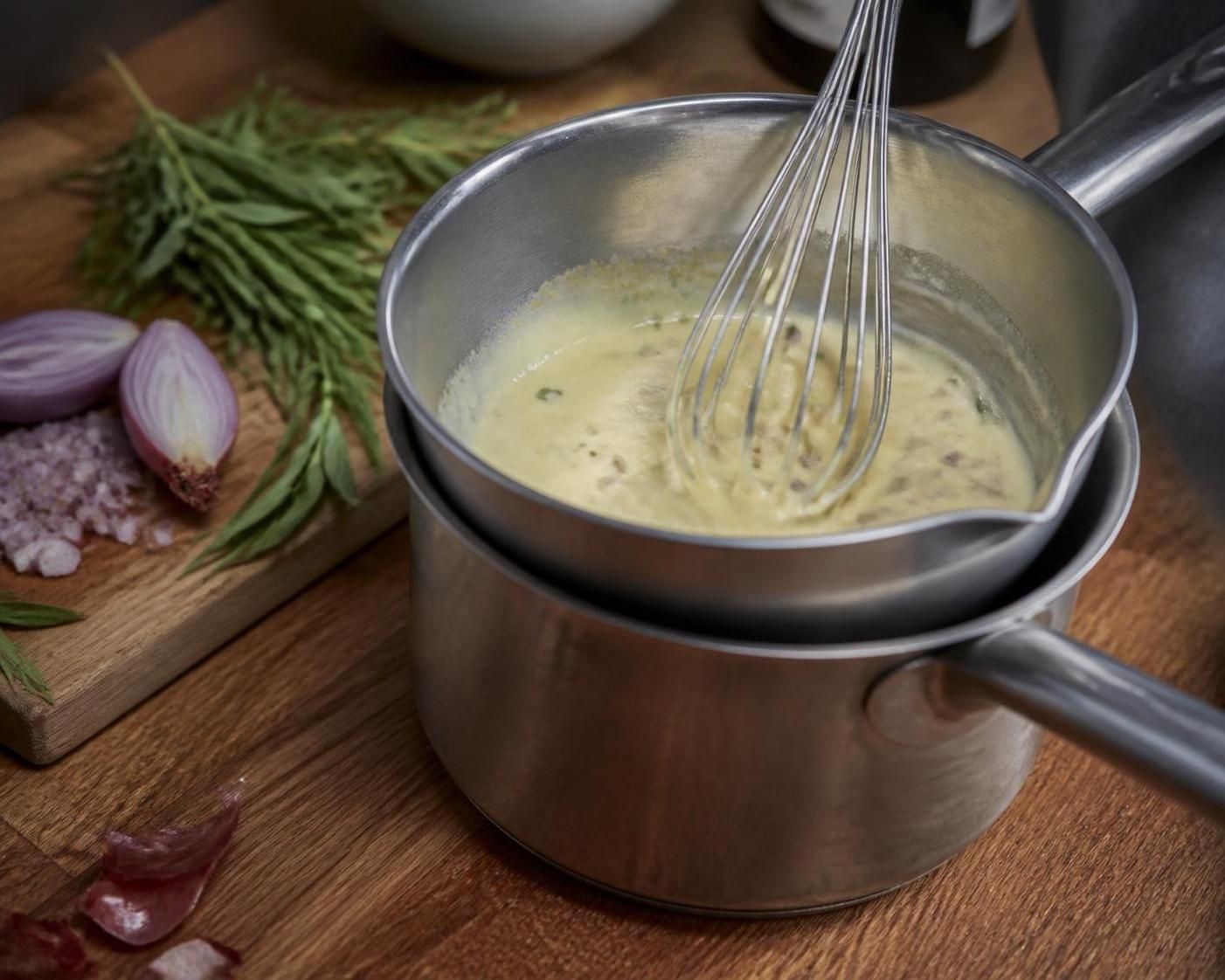 La sauce bĂ©arnaise : l'incroyable histoire derriĂšre une erreur culinaire devenue un chef-d'Ćuvre français 2 dĂ©couvrez l'incroyable histoire de la sauce bĂ©arnaise, nĂ©e d'une erreur culinaire qui est devenue un chef-d'Ćuvre de la cuisine française incontournable.