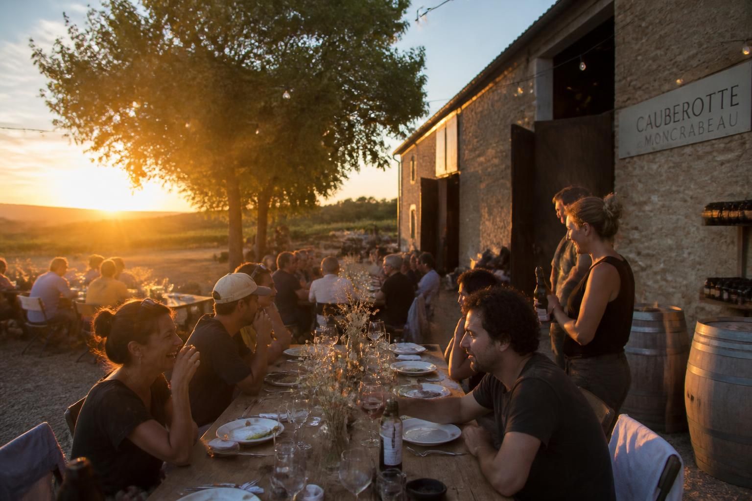 découvrez moncrabeau, un lieu unique où les saveurs de vin exquis rencontrent des rythmes musicaux entraînants pour des moments inoubliables entre amis.