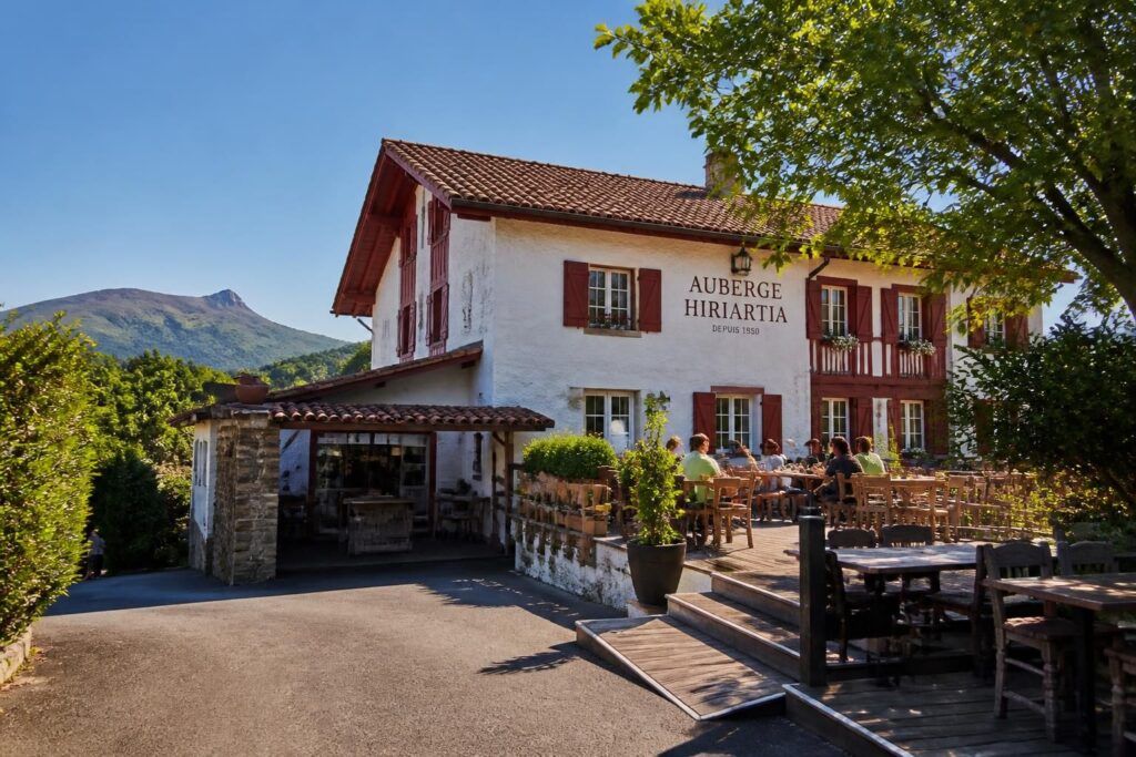 découvrez l’auberge hiriartia à ahetze, joyau du pays basque, qui s'engage dans une nouvelle ère alliant tradition et innovation culinaire.