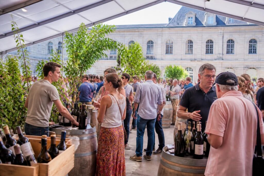 découvrez la 4e édition du salon des vignerons à rochefort, ouverte au grand public le dimanche 28 juin chez vivre(s). une occasion unique de rencontrer des vignerons passionnés et de déguster leurs meilleurs crus.
