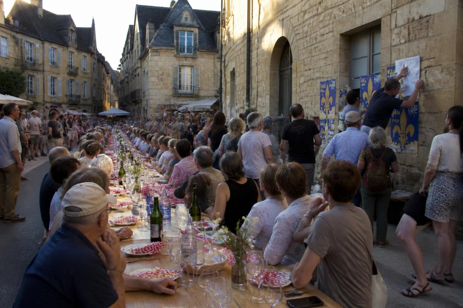 Dordogne : quand un projet sarladais de grande tablée, festif et convivial, tourne à l'indigestion 2 découvrez comment un projet festif et convivial de grande tablée à sarlat en dordogne a pris une tournure inattendue, entre ambiance chaleureuse et indigestion collective.