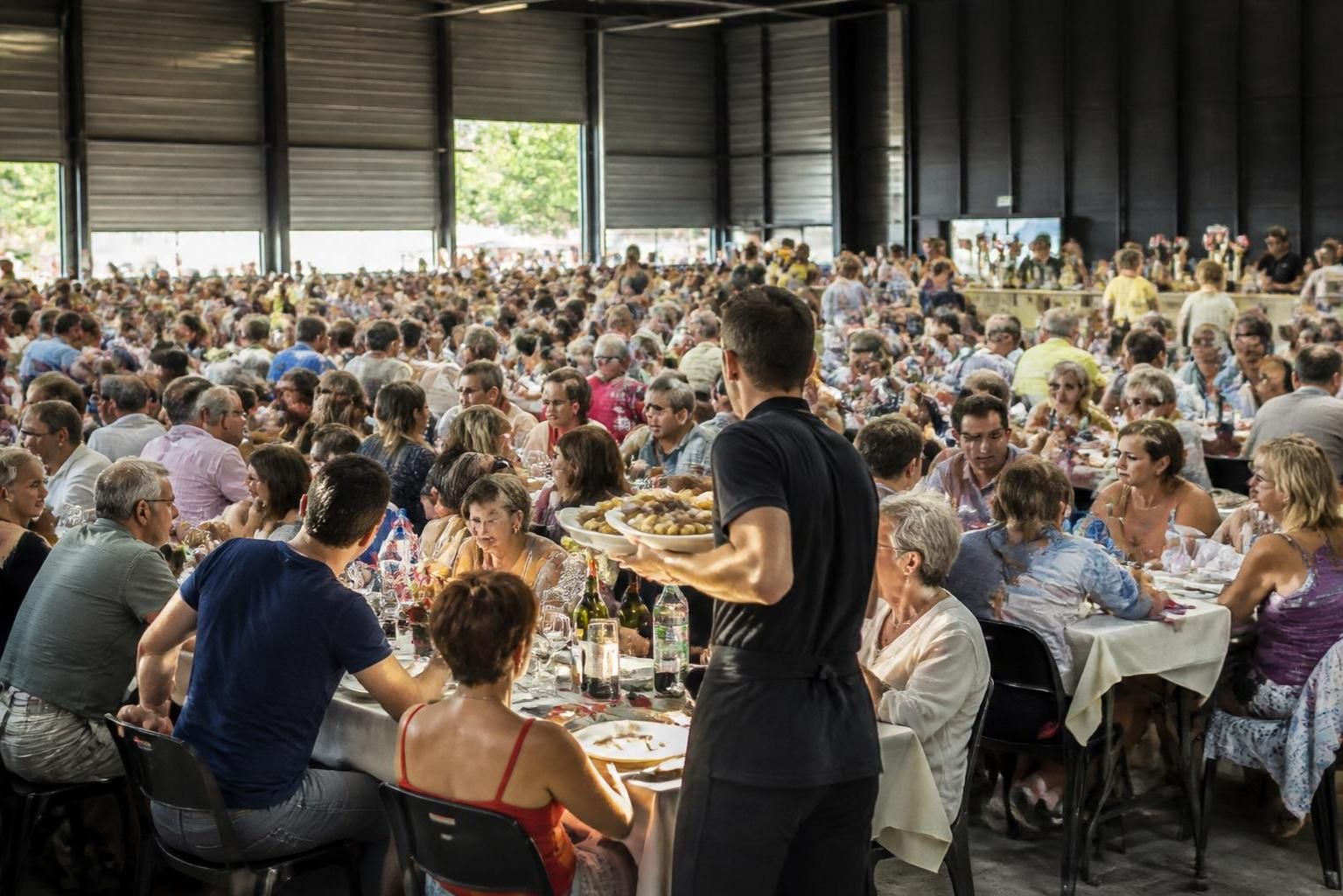 Le Canon français à Arcachon : 2 000 invités réunis pour célébrer, « la gauche politise, nous, on profite simplement de la fête » 2 découvrez l'événement du canon français à arcachon où 2 000 invités se sont réunis pour célébrer dans une ambiance festive, loin des débats politiques et centrés sur la convivialité.