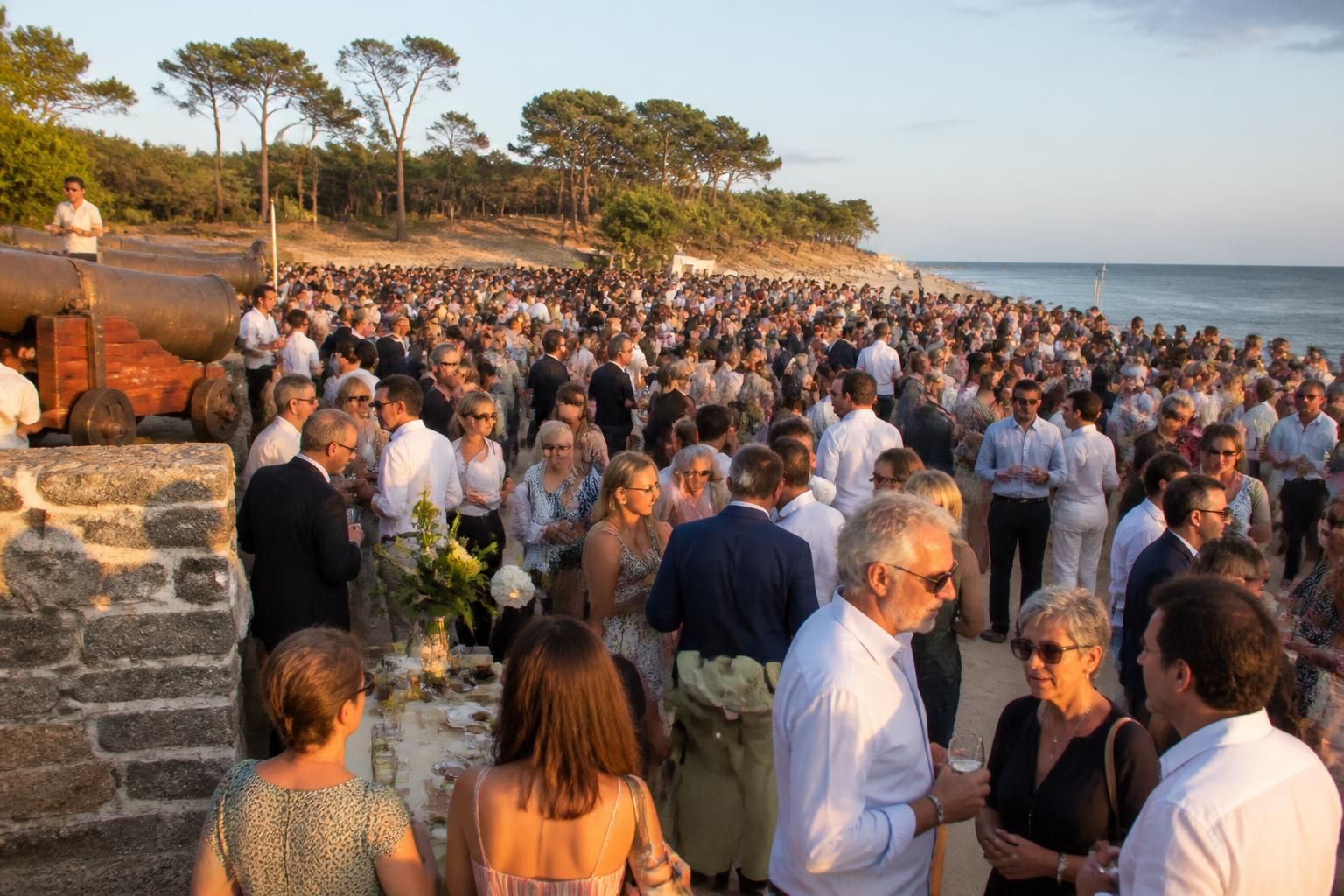 découvrez le canon français à arcachon, où 2 000 invités se sont réunis pour une célébration festive, loin des débats politiques, pour simplement profiter de la fête.