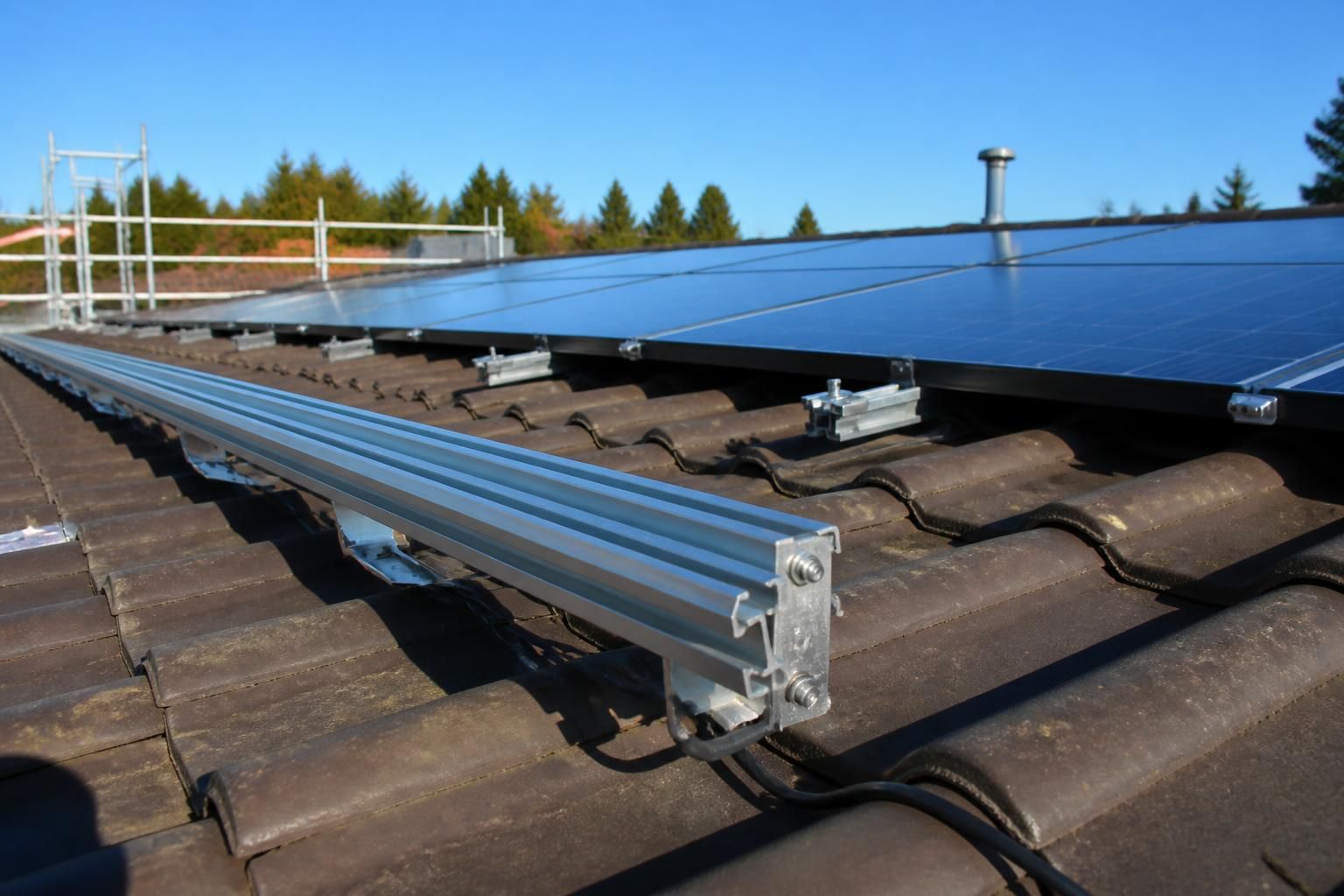 découvrez comment choisir le profilé de rails parfait pour une installation solaire performante et durable. guide pratique pour optimiser votre système photovoltaïque.
