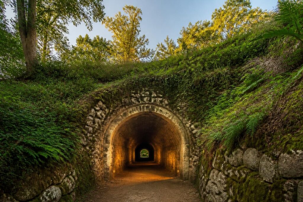 découvrez les secrets du tunnel de 170 mètres du chai doléris lors de vos vacances en béarn, un trésor historique et mystérieux niché sous la colline à explorer absolument.