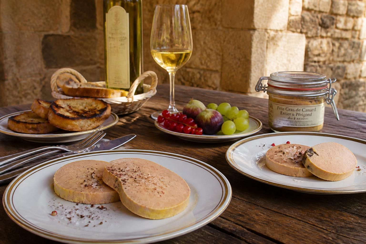 Vacances en Dordogne : duel gourmand entre foie gras dâoie et de canard, qui remportera la palme ? 2 dĂ©couvrez les saveurs de la dordogne lors de vos vacances et vivez un duel gourmand entre le foie gras dâoie et de canard. qui remportera la palme de la meilleure dĂ©licatesse ?