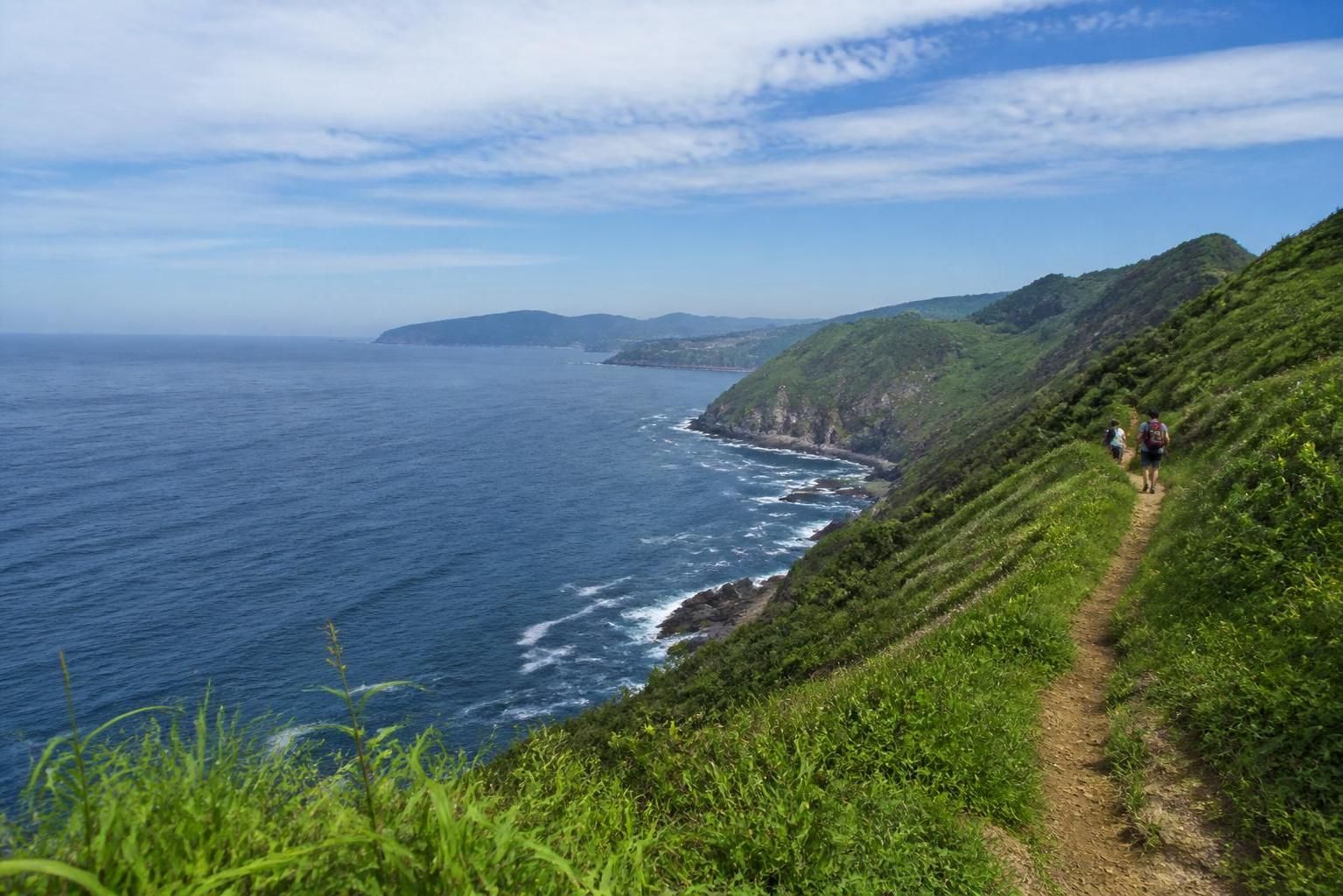 découvrez 11 expériences incontournables lors de votre voyage estival au pays basque espagnol, de san sebastián aux vignobles pittoresques de la rioja alavesa, entre culture, gastronomie et paysages magnifiques.