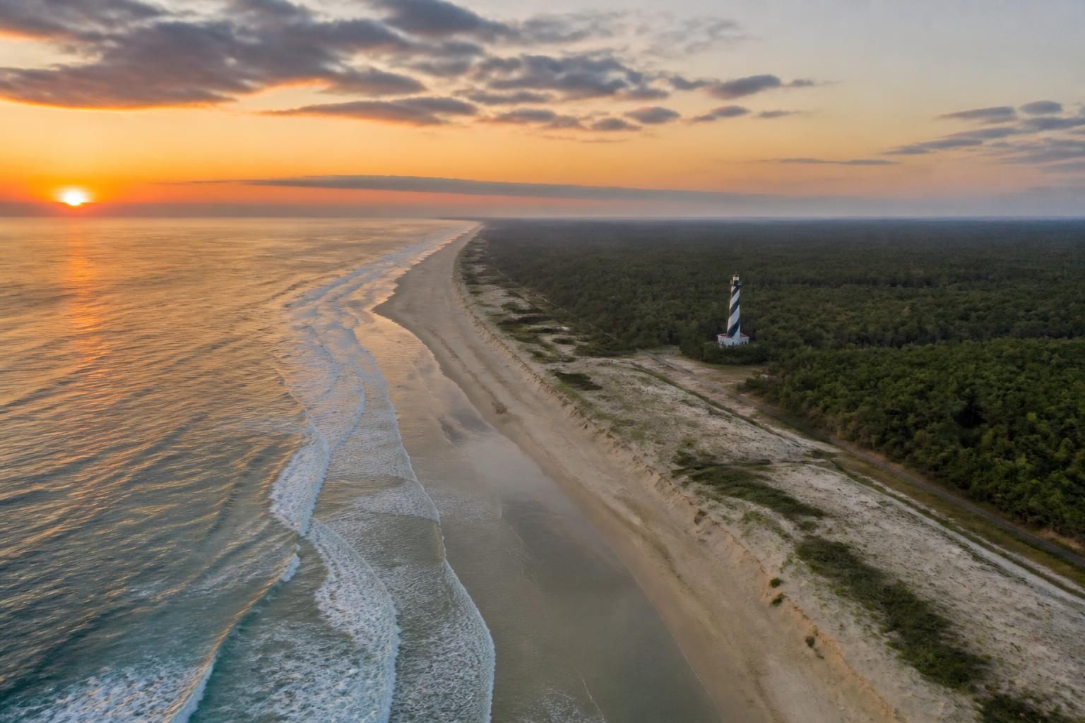 découvrez contis, charmant village des landes entre océan et forêt, célèbre pour son phare historique et son cinéma d’art et d’essai, lieu idéal pour une escapade authentique.