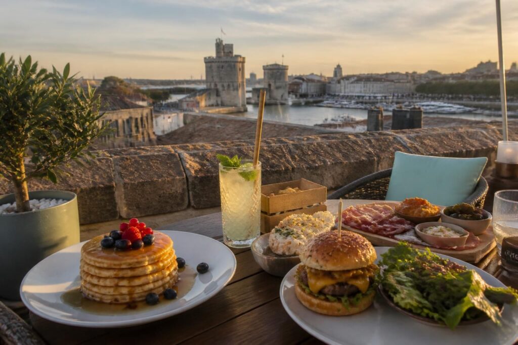 découvrez à la rochelle 6 adresses incontournables pour savourer pancakes, smash burgers et apéritifs tout en profitant d'une vue imprenable sur l'océan.