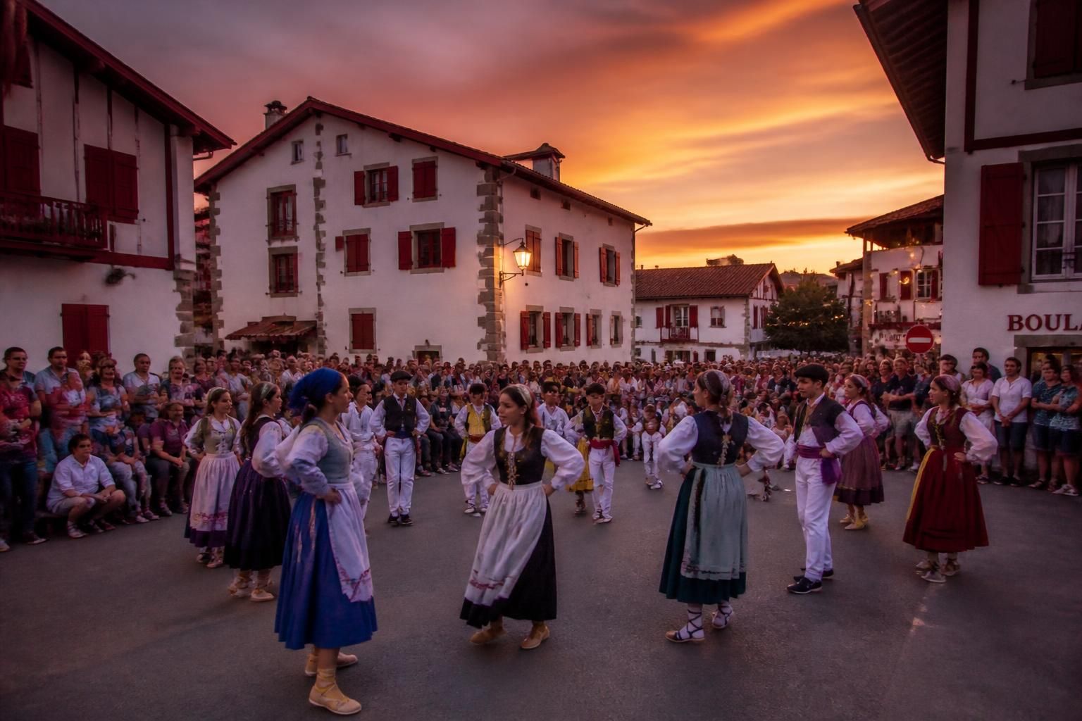 découvrez hasparren en lumière à travers cinq facettes emblématiques : la danse basque, le jambon, la pelote et bien plus, qui façonnent l'identité unique de cette commune du pays basque.