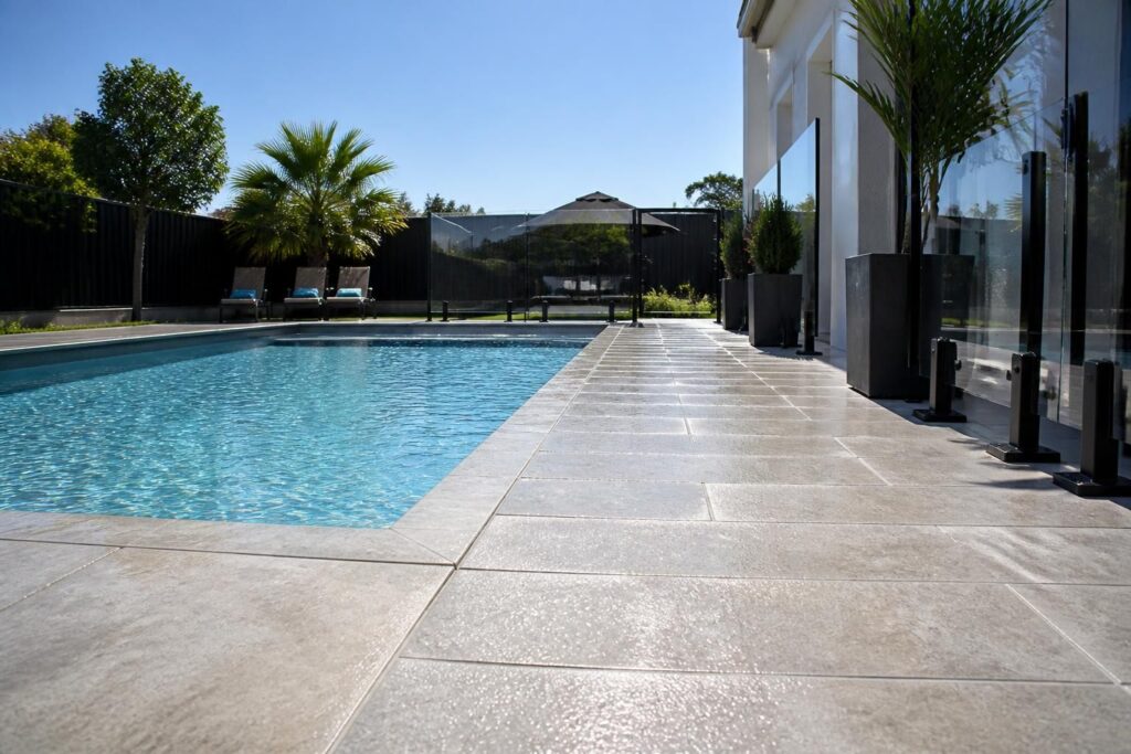 découvrez comment sécuriser votre bassin grâce au carrelage antidérapant pour plage de piscine. guide complet sur les types de carrelage, les prix et la réglementation en vigueur.